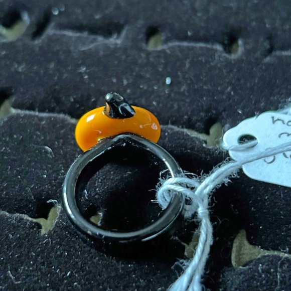 HANDBLOWN GLASS RING, LADIES SZ 7, PUMPKIN, BLACK AND ORANGE UNIQUE, NEW, TAGS - Picture 2 of 3